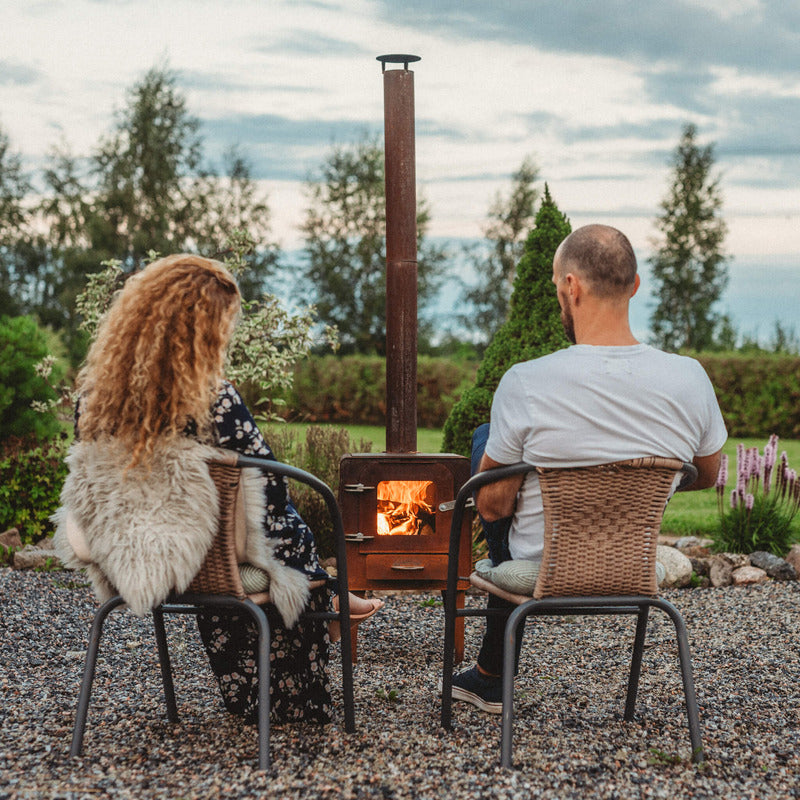 GrillSymbol Wood-Burning Stove Amigo with couple