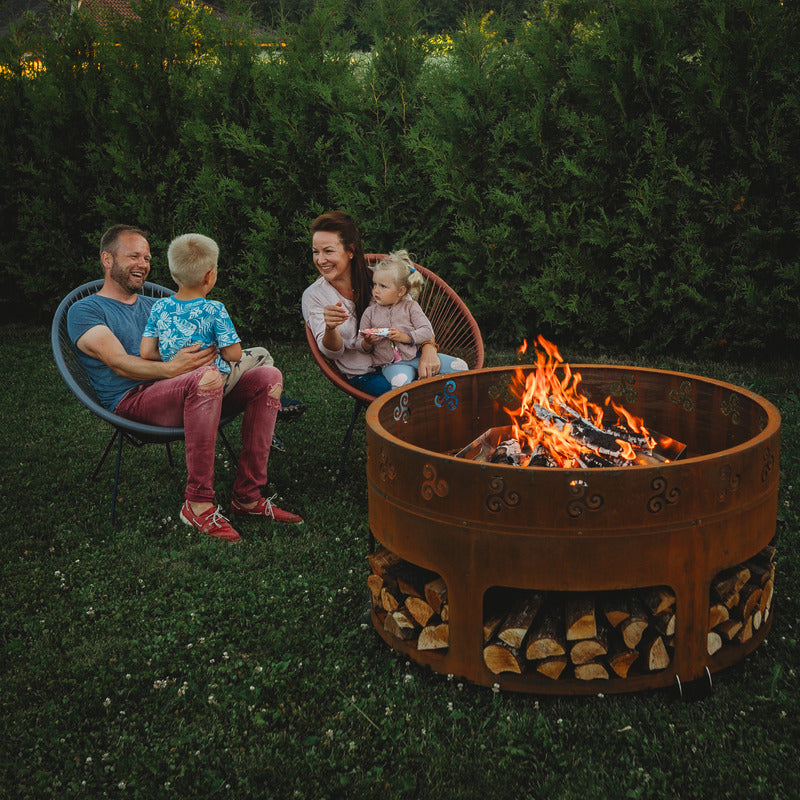 GrillSymbol Corten Steel Fire Pit Antigo, ø 116 cm with family