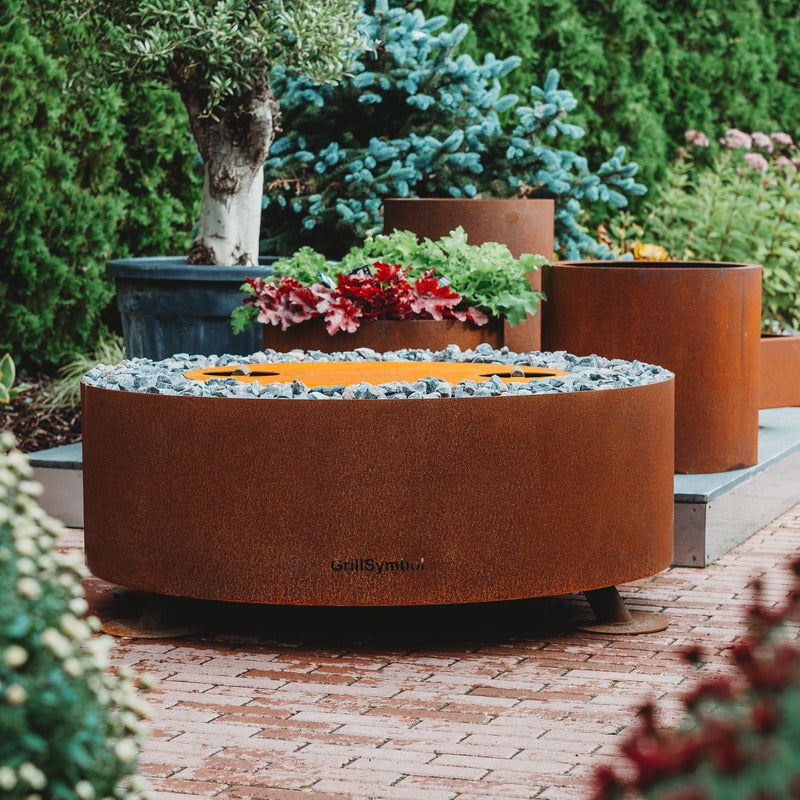 GrillSymbol Corten Steel Fire Pit Luna, ø 119 cm with lid on