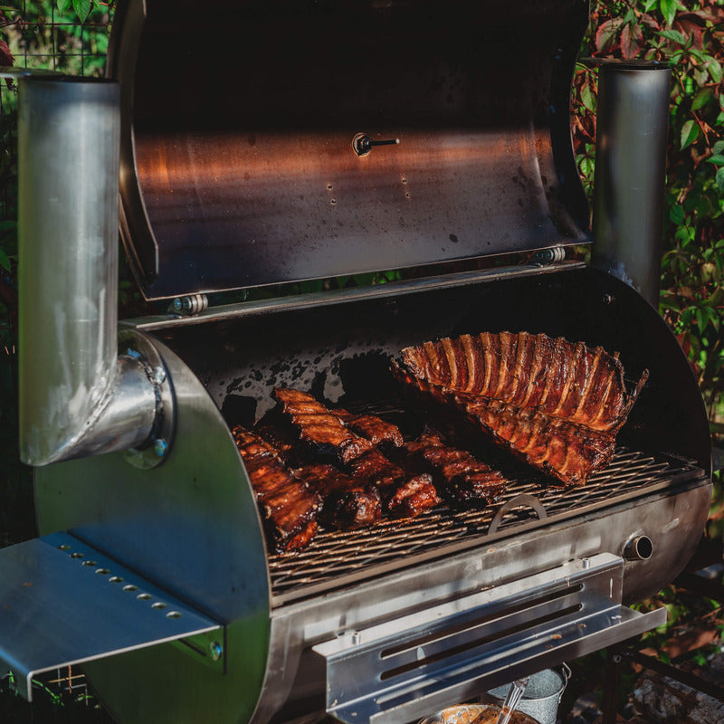 GrillSymbol BBQ Smoker Smoky Beast Silver meat cooked close up