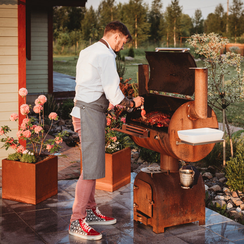 GrillSymbol BBQ Smoker Smoky Beast in use with chef