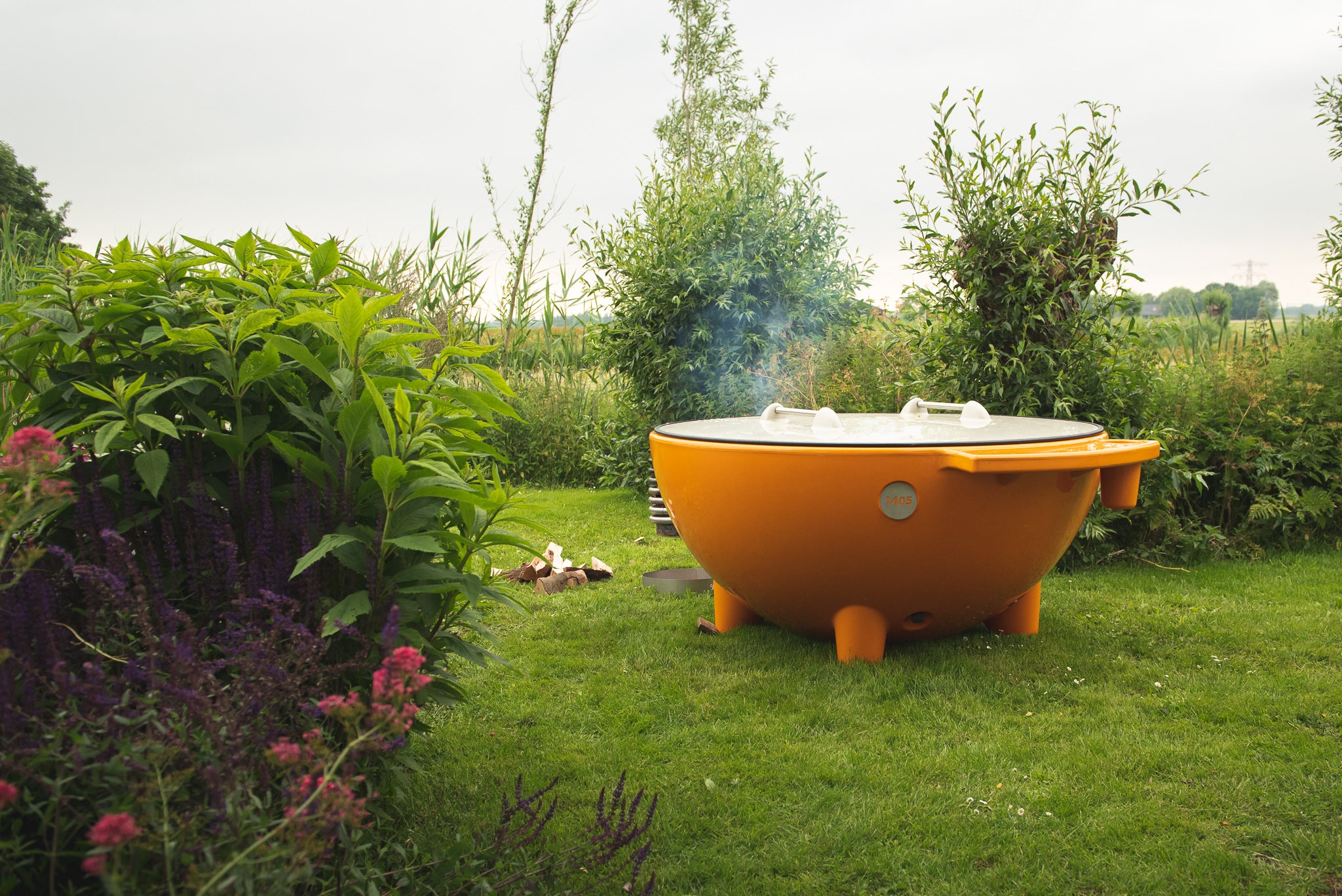 Weltevree Dutchtub Original orange garden view with cover